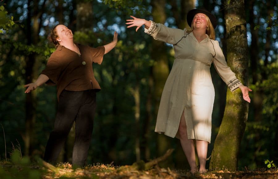 Hanna och Ellen i skogen